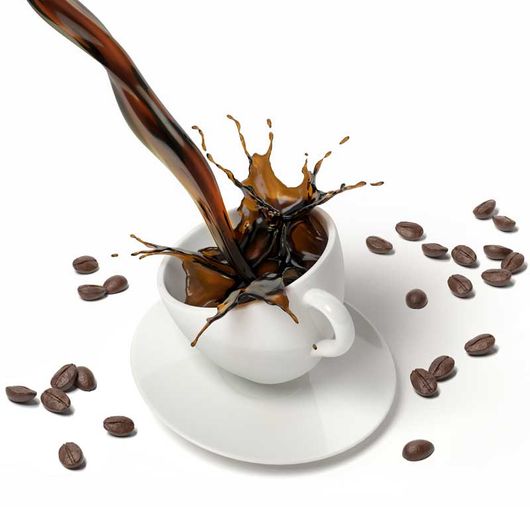 Kaffee in der Tasse mit Kaffeebohnen